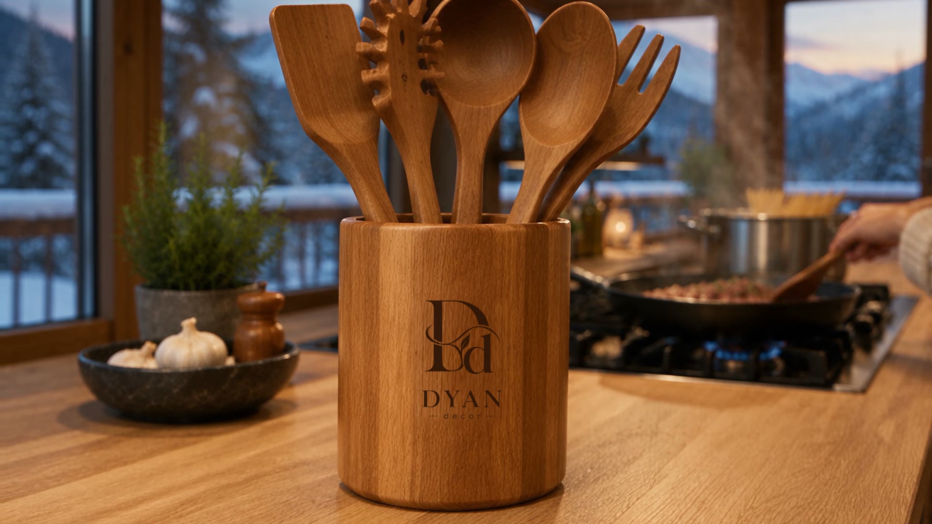 Der Utensilienbehälter mit DYAN-Gravur auf der Küchenarbeitsplatte.